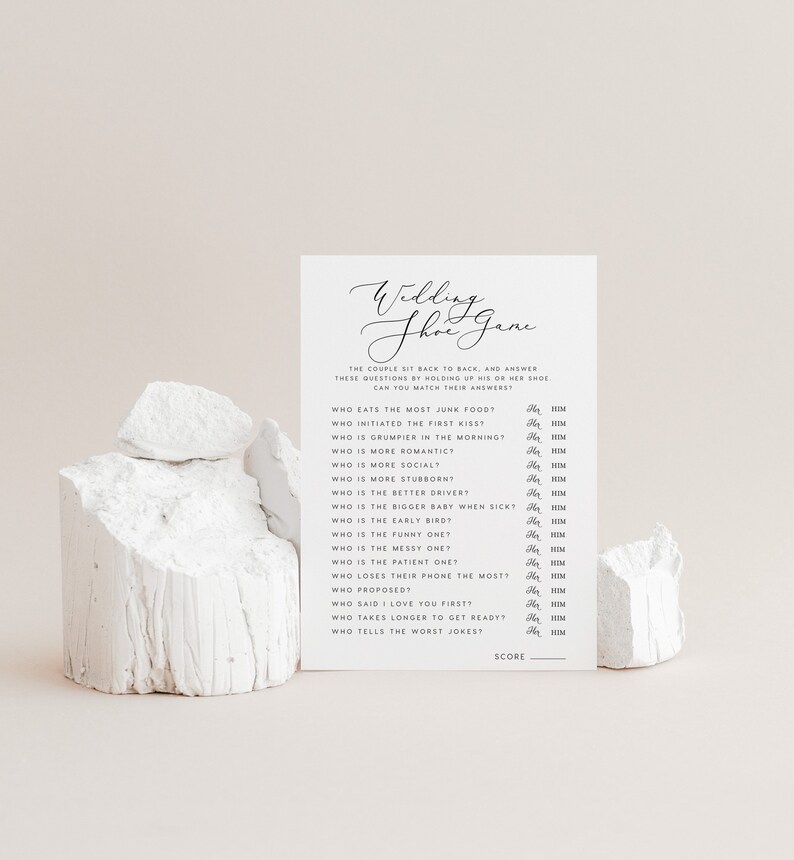 Puede incluir: Un juego de zapatos de boda imprimible con preguntas para que la pareja responda. Las preguntas incluyen "&iquest;Qui&eacute;n come m&aacute;s comida basura?" y "&iquest;Qui&eacute;n cuenta los peores chistes?"