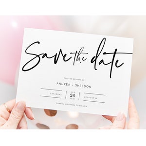 Op de afbeelding: Save the date kaart met een zwart cursief lettertype voor de bruiloft van Andrea en Sheldon. De datum is zaterdag 26 augustus 2021 in Melbourne.