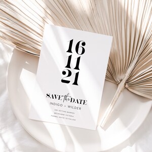 Op de afbeelding: Een witte save-the-date kaart met zwarte tekst. De datum is 16.11.21. De tekst luidt "Save the Date", "Indigo + Wilder", "Are getting married", "Melbourne Victoria" en "Formal invite to follow".