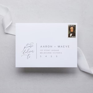 Pu&ograve; includere: Una busta bianca con un indirizzo scritto a mano per Aaron + Maeve, 123 Stony Avenue, Melbourne Victoria 3425. La busta ha un messaggio "please deliver to" in corsivo e un francobollo americano vintage.