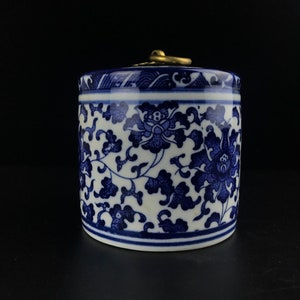 Hand-made blue and white porcelain jars Jingdezhen porcelain jars hand-painted beautiful blue and white design