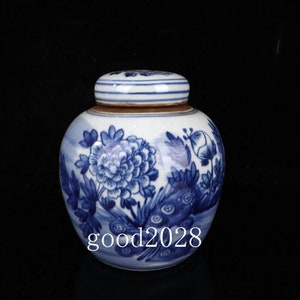 Blue and white porcelain flower pattern lid jar
