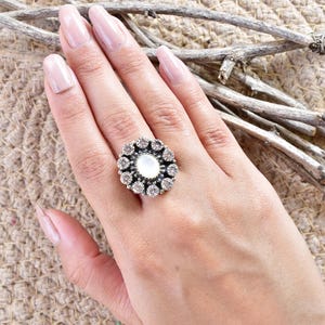 Handgefertigte Weiße Muschel & Sterling Silber Verstellbarer Ring, Zirkonia Statement Ring für Frauen
