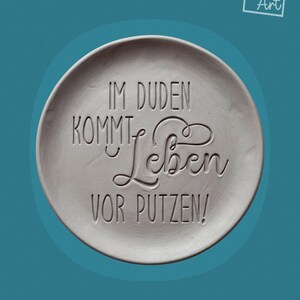 Keramikstempel Im Duden kommt Leben vor Putzen | Lustiger Spruch Stempel für Ton & Töpferbedarf | Töpferwerkzeug | MinseArt