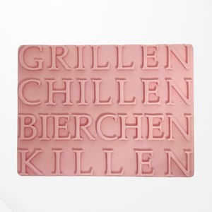 Può includere: Timbro in silicone rosa con le parole "Grillen Chillen Bierchen Killen" in rilievo.