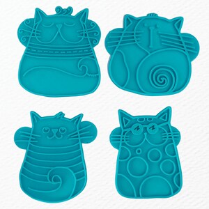 Könnte beinhalten: Set mit vier blauen Keksausstechern in Katzenform. Jeder Ausstecher hat ein anderes Design, darunter eine Katze mit Streifenmuster, eine Katze mit Tupfenmuster, eine Katze mit Spiralmuster und eine Katze mit schlichtem Design.