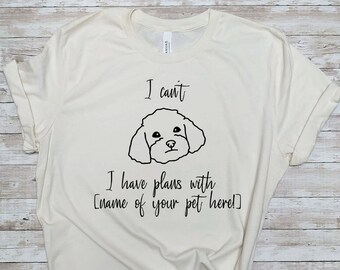 Może przedstawiać: Biały T-shirt z czarnym konturem psa i tekstem "Nie mogę Mam plany z [imię twojego zwierzaka tutaj!]".