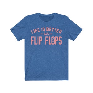 Das Leben ist besser in Flip Flops Shirt, Sommer Shirt, Sommer Vibes, Strand Shirt, Sommer Mädchen Geschenk, Unisex Jersey Kurzarm T-Shirt