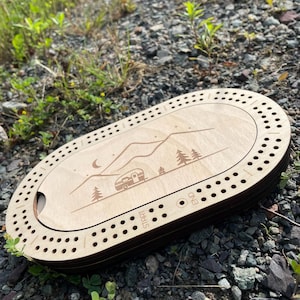 Tablero de cribbage portátil con almacenamiento oculto: Juego de cabaña rústica (archivo digital)