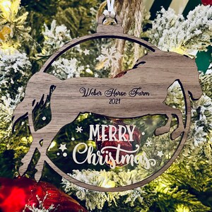 ORNAMENTO DE CABALLO, Adorno ecuestre, Adorno de madera PERSONALIZADO, Adorno grabado, Adornos navideños acrílicos de nogal personalizados para amantes de los caballos