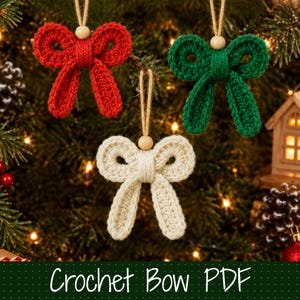 Op de afbeelding: Drie gehaakte strik-ornamenten in rood, groen en crème, elk voorzien van een centrale houten kraal en een ophanglus van jutekoord. De tekst "Crochet Bow PDF" staat onderaan de afbeelding in het wit op een donkergroene achtergrond.