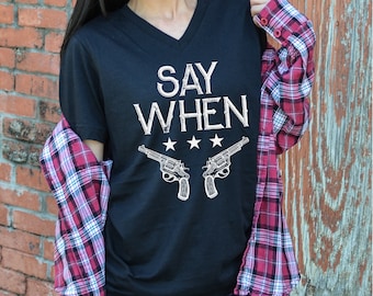 Camiseta unissex com decote em V Say When • Camiseta Doc Holliday • Camiseta com citação de Tombstone • Camiseta Say When