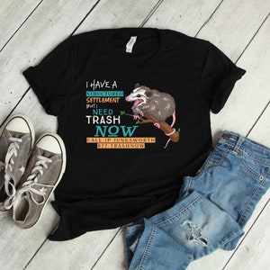 Lustiges Opossum T-Shirt • 877-TRASHNOW Shirt • Possum Geschenk • Possum Meme Shirt • Possum Shirt • Meme T-Shirt Bild 1