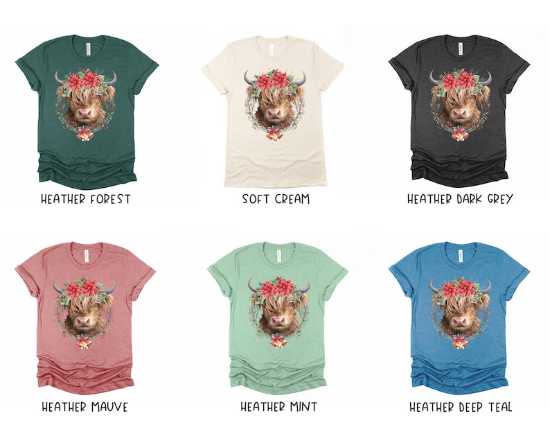 K&ouml;nnte beinhalten: Eine Auswahl an melierten T-Shirts in verschiedenen Farben, jeweils mit einem Highland-Kuh-Motiv. Die Kuh ist mit einem Blumenkranz und einer festlichen Glocke geschm&uuml;ckt. Farben sind unter anderem Waldgr&uuml;n, Creme, Dunkelgrau, Mauve, Mint und Tiefseegr&uuml;n.