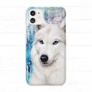Könnte beinhalten: Eine Handyhülle mit einem abstrakten Hintergrund in Blau und Grün zeigt einen weißen Wolf mit blauen Augen.