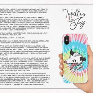 K&ouml;nnte beinhalten: Eine farbenfrohe Tie-Dye-Handyh&uuml;lle mit einem Comic-Opossum mit dem Text "AAAAAHH!" darauf gedruckt. Die H&uuml;lle ist f&uuml;r ein Smartphone konzipiert und hat eine gl&auml;nzende Oberfl&auml;che. Die H&uuml;lle ist aus strapazierf&auml;higem Kunststoff gefertigt und soll das Telefon vor Kratzern und Besch&auml;digungen sch&uuml;tzen.