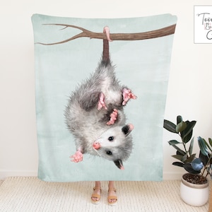 Cobertor Minky leve com pintura de gambá pendurado • Cobertor de gambá bebê • Cobertor de arte de gambá • Cobertor de pelúcia de gambá fofo