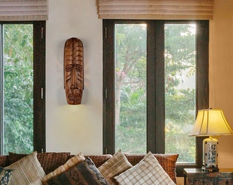 Applique murale en céramique avec masque tribal tiki, éclairage polynésien, lampe d'art murale tiki pour bar tiki, éclairage fait main unique | 24 po. de haut