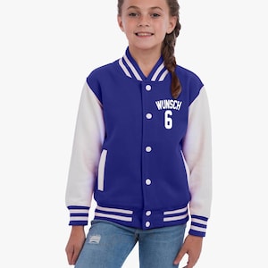 Könnte beinhalten: Eine königsblaue und weiße Baseballjacke mit weißem Schriftzug "Wunsch 6".