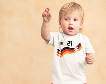 Retro Deutschland Fan Shirt für Kinder | WM EM Windel Bomber | Motiv 10 | Wunschname und Nummer Baby T-Shirt Kurz & Langarm Bio Baumwolle