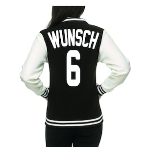 Könnte beinhalten: Schwarze und weiße Collegejacke mit dem Wort "Wunsch" und der Nummer "6" auf der Rückseite.