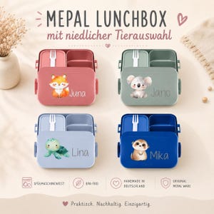 Könnte beinhalten: Vier rechteckige Mepal Lunchboxen in Rosa, Salbeigrün, Hellblau und Dunkelblau. Jede enthält eine weiße Gabel, Innenfächer und ein Tier-Motiv mit Namen: Juna der Fuchs, Jano der Koala, Lina die Schildkröte und Mika das Erdmännchen. Text: MEPAL LUNCHBOX, mit niedlicher Tierauswahl, SPÜLMASCHINENFEST, BPA-FREI, HANDMADE IN DEUTSCHLAND, ORIGINAL MEPAL WARE, und Praktisch. Nachhaltig. Einzigartig.