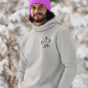 Personalisierter Dad est. Hoodie Personalisiertes Geschenk für den besten Papa Geschenk zum Vatertag Papa Pullover mit liebevollem Design Heather Grey