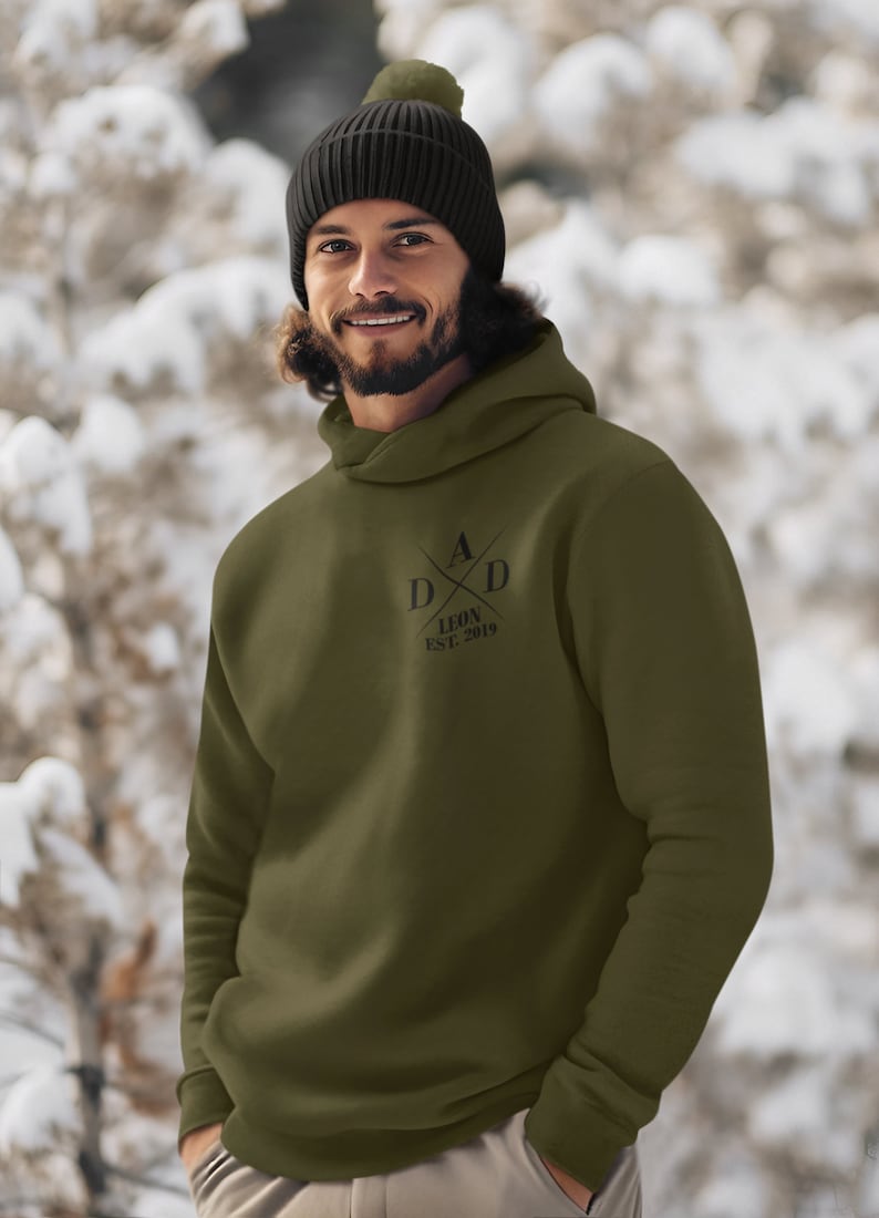 Personalisierter Dad est. Hoodie Personalisiertes Geschenk für den besten Papa Geschenk zum Vatertag Papa Pullover mit liebevollem Design Olive Green