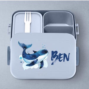 Boîte à lunch Mepal personnalisée avec une jolie orque et le nom souhaité pour l'école et la maternelle.