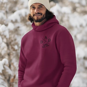 Personalisierter Dad est. Hoodie Personalisiertes Geschenk für den besten Papa Geschenk zum Vatertag Papa Pullover mit liebevollem Design Burgundy