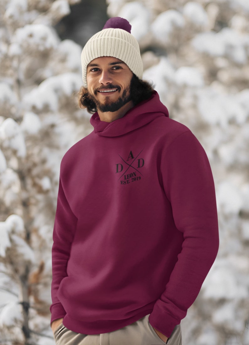 Personalisierter Dad est. Hoodie Personalisiertes Geschenk für den besten Papa Geschenk zum Vatertag Papa Pullover mit liebevollem Design Burgundy