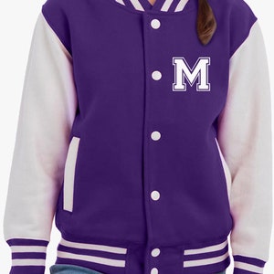 Chaqueta universitaria personalizada con inicial para niños y adultos Chaqueta universitaria con la letra o número deseado en estilo universitario. Lila-Weiss-Weiss