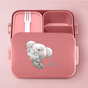 Op de afbeelding: Roze lunchbox met een koalabeerontwerp en de naam "Lian" gedrukt op de voorkant. De lunchbox heeft een ingebouwde vork en een uitneembaar compartiment.