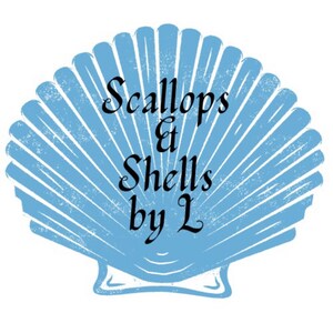 K&ouml;nnte beinhalten: Eine blaue Muschel mit dem Text "Scallops & Shells by L" in schwarzen Buchstaben.