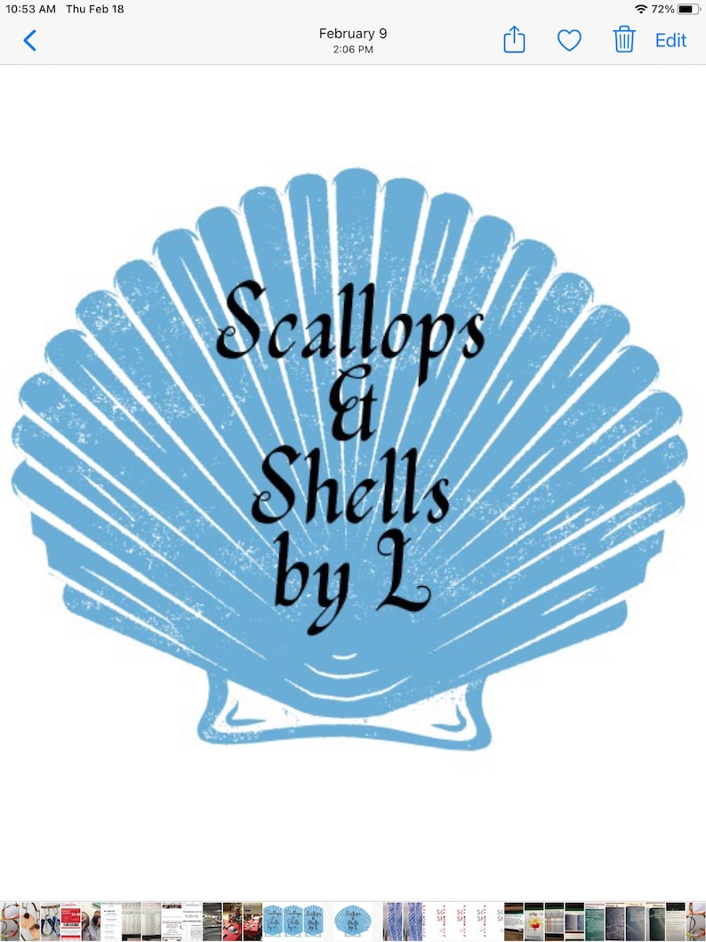 K&ouml;nnte beinhalten: Eine blaue Muschel mit dem Text "Scallops & Shells by L" in schwarzen Buchstaben.