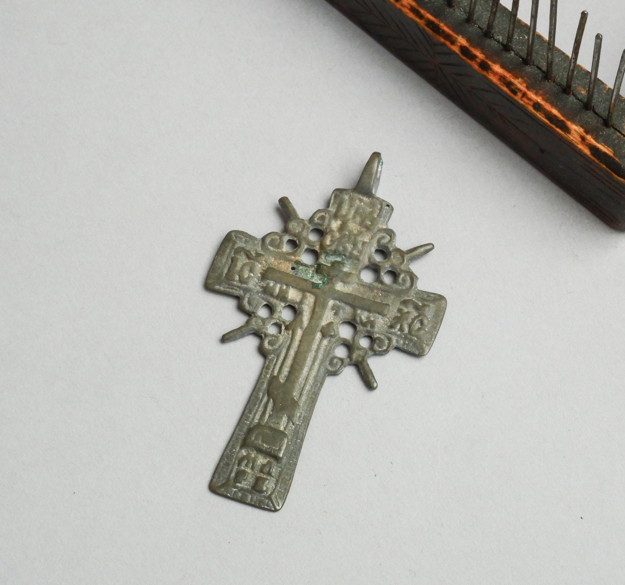 BAUNA – Kleines Kreuz-Anhänger-Halskette, 2,5 Cm, Hypoallergen, Geschenk Zur Erstkommunion
