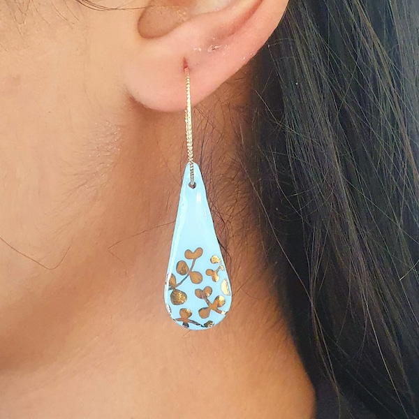 Boucles d'oreilles bleues pendantes PAULE porcelaine et or - La belle au bois (bijou été 2024)