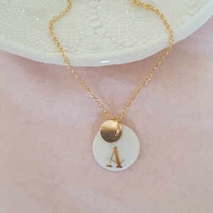 Collar largo con inicial personalizada Medalla gruesa de oro y porcelana Laminado en oro de 18 quilates MARJORIE Belleza en el bosque