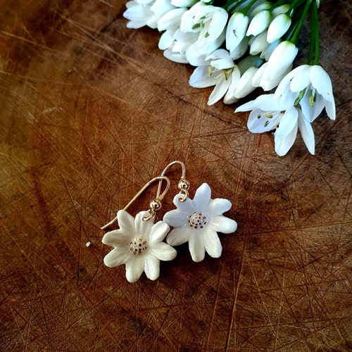 Délicates boucles d'oreilles or et Porcelaine fleurs blanches MATHILDE (cadeau pour maman)