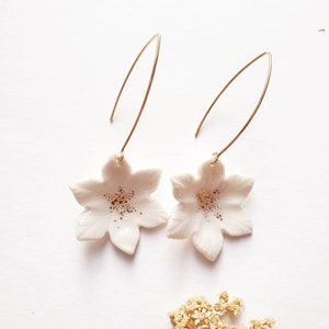 Pendientes de flores de oro de moda en porcelana rellena de oro de 18 quilates de Darlene, La Bella Durmiente
