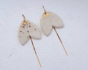 Boucles d'oreilles pendantes asymétriques en porcelaine tulipes gold filled 14k BRICE (petite attention) La Belle au Bois