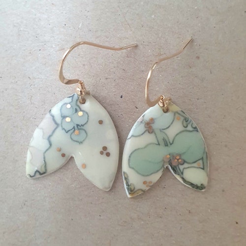 Boucles d'oreilles pendantes pour elle en porcelaine, décor Walter Crane et or TOBIAS