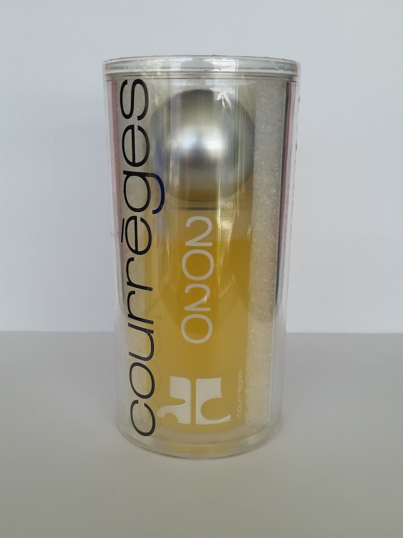 K&ouml;nnte beinhalten: Eine durchsichtige Plastikflasche mit einem silbernen Verschluss und einer gelben Fl&uuml;ssigkeit im Inneren. Die Flasche ist mit dem Text "Courr&egrave;ges" und "O2NO" in schwarzer Schrift beschriftet.