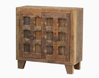 Handgefertigte orientalische Kommode, antike Möbel im Vintage-Stil, rustikaler Schrank aus recyceltem Holz, Inneneinrichtung eines Bauernhauses