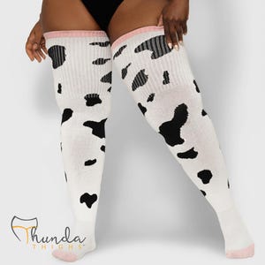 Thunda Thighs - Plus Size Overknee Socken - Thunda Tulbies - Kuh Druck - Weiße & Schwarze Flecken