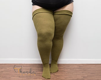 Chaussettes hautes de taille réelle plus – Extra longues, épaisses, chaussettes hautes pour cuisses de 68,6 à 101,6 cm | Vert olive + ceintures de cuisse gratuites