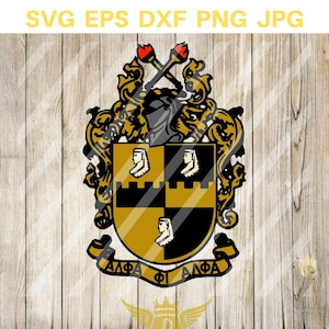 Może przedstawiać: Złoty i czarny herb z tarczą, dwoma skrzyżowanymi pochodniami i tekstem "ALPHA PHI ALPHA" na banerze poniżej. Herb otoczony jest ozdobnymi zwójami.