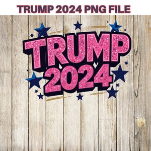 Könnte beinhalten: Rosa Glitzergrafik mit dem Text "TRUMP 2024" in fetter, schwarzer Umrandung. Die Grafik ist von blauen Sternen auf einem Holzmaserungshintergrund umgeben.