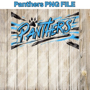 Puede incluir: Un dise&ntilde;o gr&aacute;fico azul y negro con la palabra "Panthers" en una fuente estilizada. Una huella de pata est&aacute; por encima de la palabra. El dise&ntilde;o est&aacute; sobre un fondo de madera.