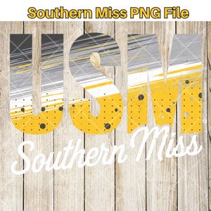 Könnte beinhalten: Ein Grafikdesign mit den Buchstaben USM in Gelb, Weiß und Grau mit schwarzen Punkten. Die Buchstaben befinden sich auf einem Holzmaserungshintergrund mit dem Text "Southern Miss" in Weiß unter den Buchstaben.